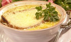 Французский луковый суп - от похлебки к деликатесу